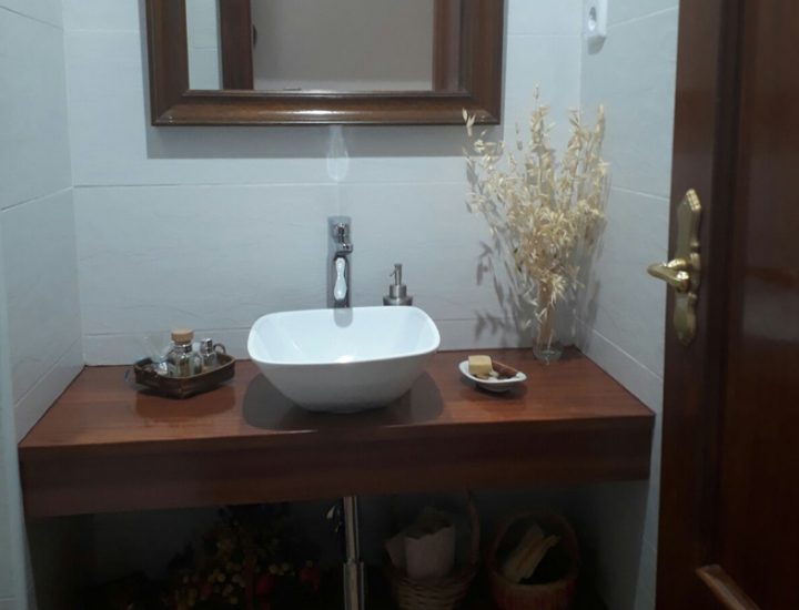 Baño moderno con lavabo pequeño